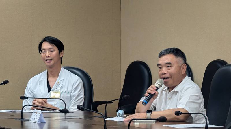 台北榮總指出，脊椎能保護神經，但隨年齡增長、組織退化，可能發生「脊椎狹窄症」。70歲李姓台商（右）出席記者會分享，自己腰椎長期不適，經北榮微創內視鏡減壓手術後，不僅告別痠痛，心情也開朗了起來。