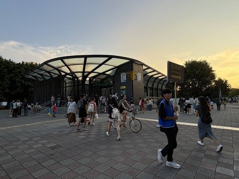 2024大稻埕夏日節17日開跑，晚間施放今年首場主題煙火秀，台北市觀傳局呼籲民眾多利用大眾運輸工具，可搭乘捷運至北門站（圖）、大橋頭站或雙連站下車，再由3號水門進入延平河濱公園或大稻埕碼頭共襄盛舉。