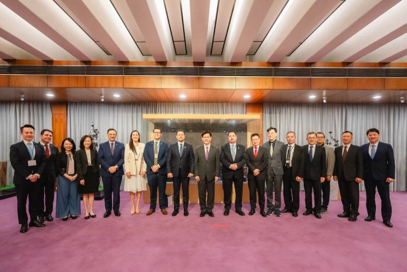 Minister Lin, Congress President Ramos, members of the visiting delegation, and other guests pose for a group photo