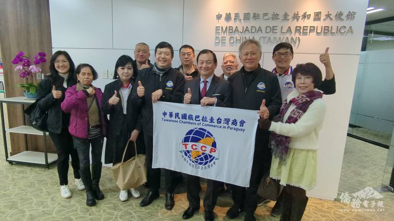 參訪團前往駐巴拉圭大使館拜會並與韓志正大使一同合影