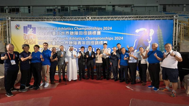 2024年臺北世界聽障田徑錦標賽於今（17）日開幕，體育署洪志昌副署長（左8）、台北市林奕華副市長（右9）、中華民國聽障者體育運動協會林昭穎理事長（右8）及中華民國田徑協會葉政彥理事長（右5）等人共同出席