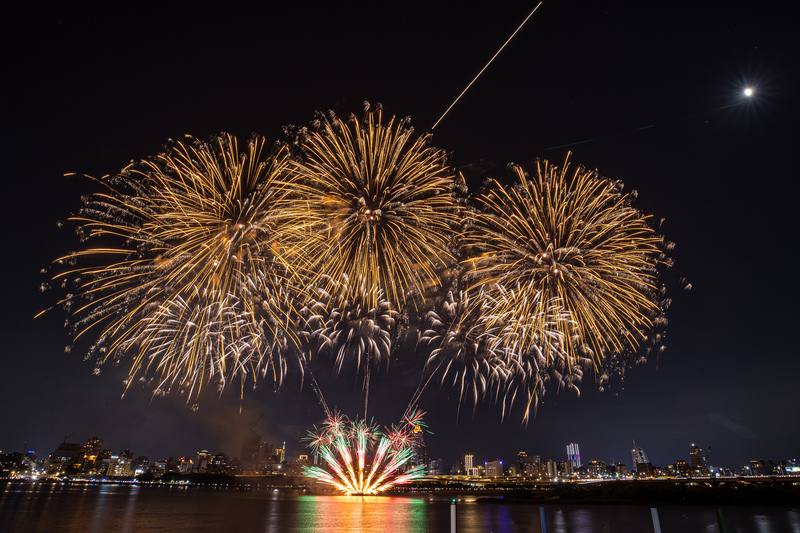 2024大稻埕夏日節17日開跑，晚間在大稻埕碼頭、延平河濱公園盛大進行首場300秒主題煙火秀，漆黑夜空被絢爛煙花點綴得繽紛多彩，氣氛浪漫。