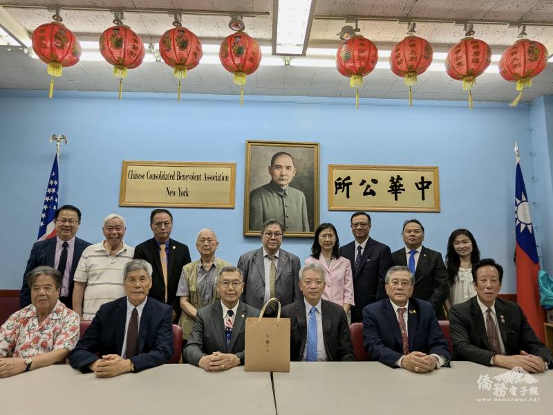 駐紐約辦事處新任處長李志強(前排右三)拜會紐約中華公所，與美國紐約中華公所主席朱超然(前排右四)、七大僑團代表合影。