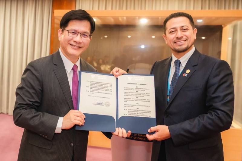 Congress President Ramos presents Minister Lin with a copy of the resolution adopted by the Guatemala Congress on supporting Taiwan’s participation in international organizations