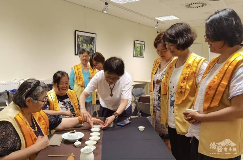 金春枝帶領眾人親自操作茶具，教授泡茶技藝