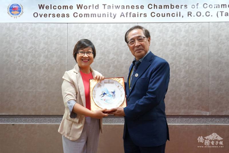 徐佳青(左)致贈紀念品予世總總會長李天柒(右)