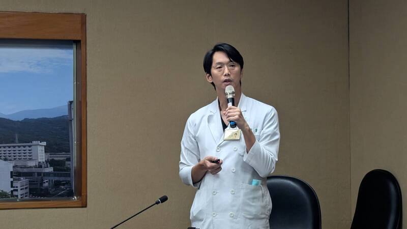 台北榮總骨科部脊椎外科醫師林希賢（圖）在「雙腳麻痛難行、微創脊椎減壓療效佳」記者會上說明，脊椎具支撐體重、保護神經等功能，但隨退化、組織增生等狀況，會360度擠壓神經空間，引發「脊椎狹窄症」。