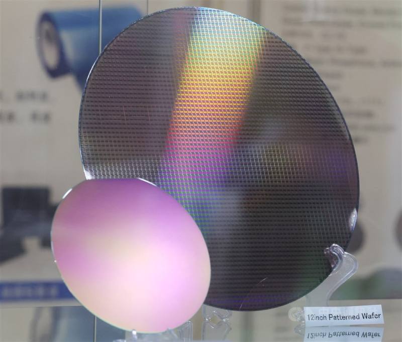 Wafers are displayed at the 2023 SEMICON Taiwan, where 950 companies exhibited their products and solutions in Taipei. CNA file photo