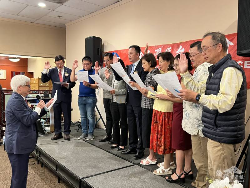 新任團隊也在監誓人陳光博的見證下，正式宣誓就職。