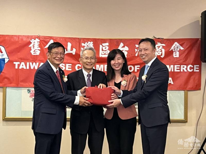 會長交接 :左起滿任會長張嘉周、賴銘琪、莊雅淑、新任會長周威宇