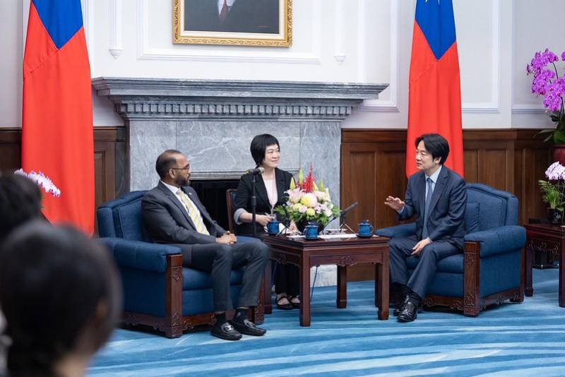 President Lai exchanges views with Junior Chamber International President Kaveen Kumar Kumaravel.