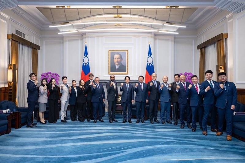 President Lai poses for a group photo with international and Taiwanese members of the organizing committee for the 2024 Junior Chamber International World Congress.