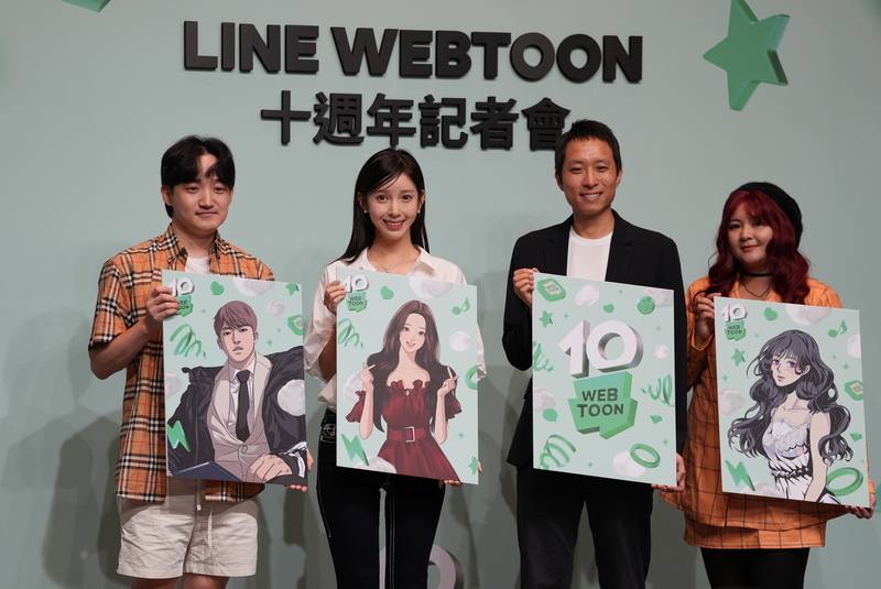 LINE WEBTOON歡慶登台10週年
數位漫畫平台LINE WEBTOON歡慶登台10週年，19日在台北舉行記者會，特別邀請韓國漫畫家田善旭（左
1）、Yaongyi（左2）到場，LINE WEBTOON台灣事業部總經理崔準榮（右2）及台灣漫畫家M蜥（右1）
也都出席