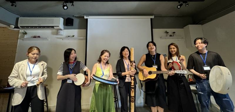 透過演奏樂器、遊戲、即興創作等音樂經驗，有助病患改善肢體、表達溝通，台灣音樂治療學會盼藝術治療立法，20日舉辦媒體茶敘，說明近年常把音樂運用於輔助臨床醫療，成員並在活動中即興演奏