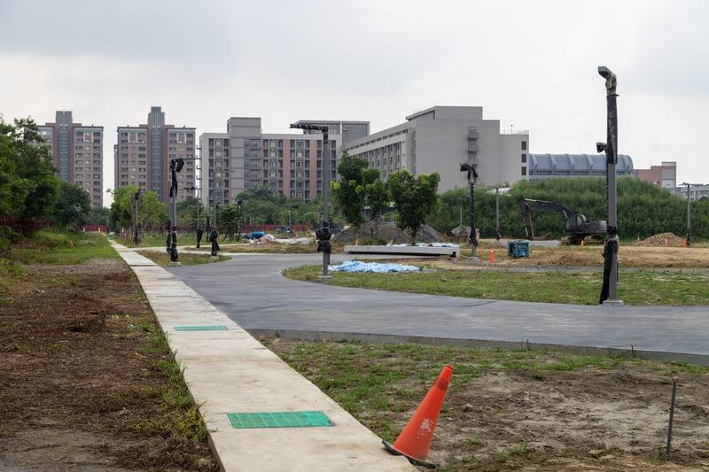 嘉義長庚醫療專區新建中央公園，斥資規劃打造全齡且無障礙互動公園，園區設遊戲場、景觀水池及療癒花園等，預計2024年11月竣工
