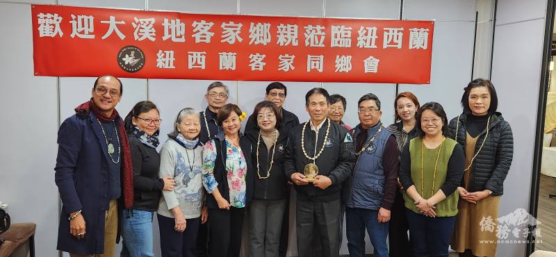 與會來賓開心大合唱歡慶客家鄉親團圓溫馨之夜