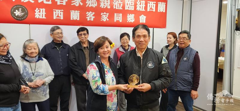 法屬玻里尼西亞大溪地信義堂陳金玉會長致贈紀念品予紐西蘭客家同鄉會由理事長江文通代表受贈