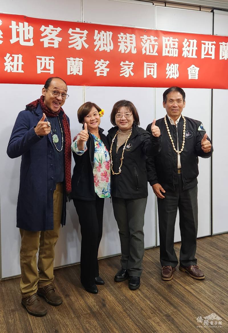 左起: 大溪地關帝廟住持鄒慶堅、信義堂會長陳金玉、駐奧克蘭辦事處陳詠韶 處長以及紐西蘭客家同鄉會理事長江文通