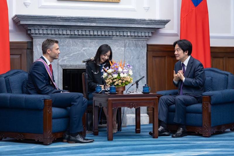 總統與歐洲經貿辦事處處長高哲夫相互交流