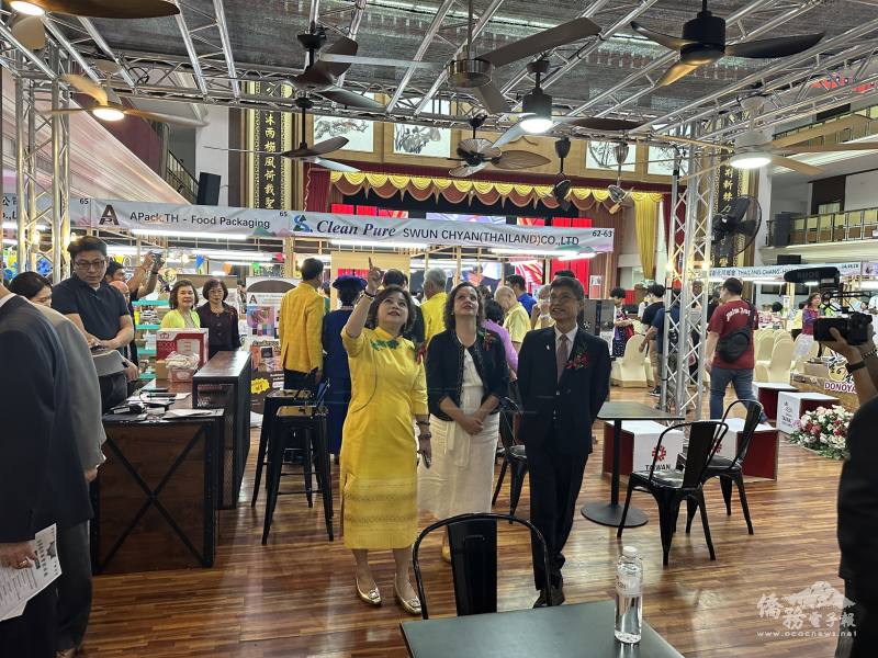 泰國臺灣會舘主席張玲琴親自向瓜大馬拉大使Ms.Shirly介紹臺灣創意商品Mr.Kent藝術吊扇