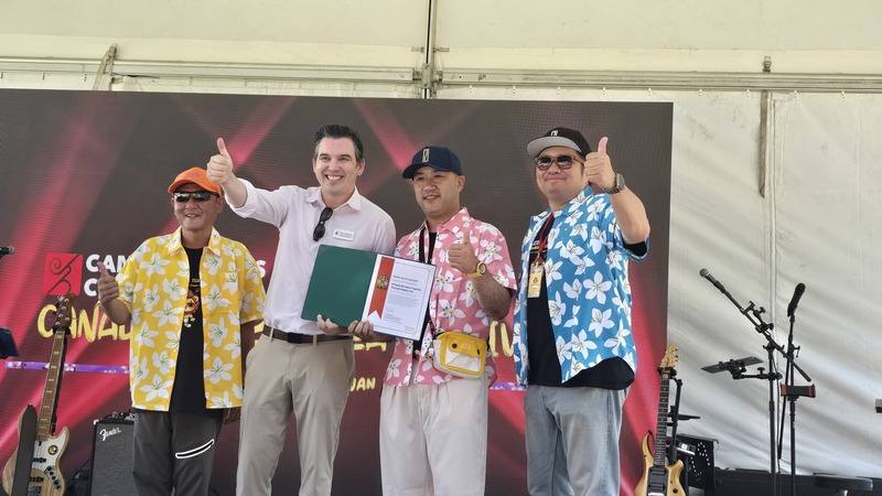 加拿大公民服務部長黃志峰（左2）讚揚珍珠奶茶節凝聚不同族裔，稱讚台灣是充滿人文的好地方。穿著客家花布衫的活動主席楊晟帆（右2）、副主席楊亞倫（右1）和林本青（左1）。