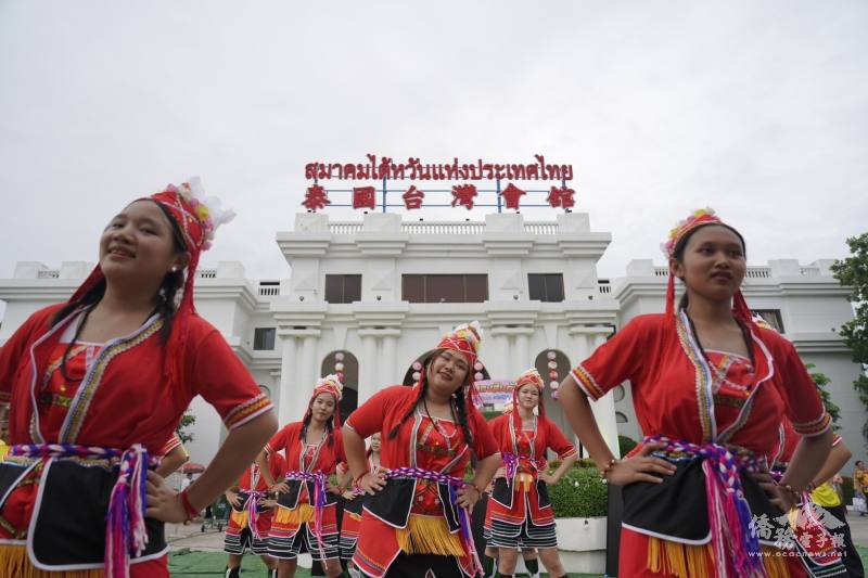 泰國臺灣會舘2024年臺泰鄉親嘉年華安排原住民合唱及臺灣原住民舞蹈表演等活動，由泰國-臺灣(BDI)科技學院學生在會舘前廣場表演。