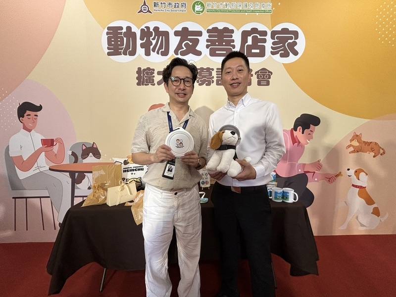 新竹市政府22日舉辦「動物友善標章擴大召募記者會」召募友善店家，產發處長許智堡（右）表示，為提升友善店家的參與及民眾認養流浪動物意願，設計製作8樣動保小物，包含動物友善抱枕、摺疊碗、馬克杯等送給店家與民眾