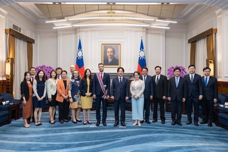 總統與歐洲經貿辦事處處長高哲夫合影