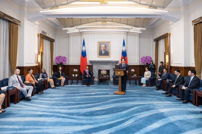 總統頒授歐洲經貿辦事處處長高哲夫「大綬景星勳章」，並致詞