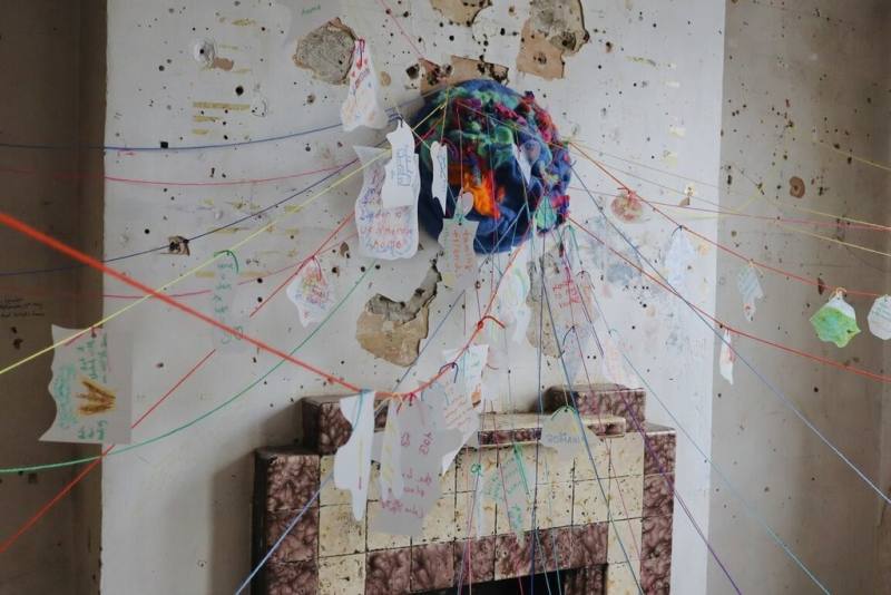 藝術家陳緒慈的作品地球上連接一條條織線，垂掛對家鄉的想像與感受。（陳緒慈提供）