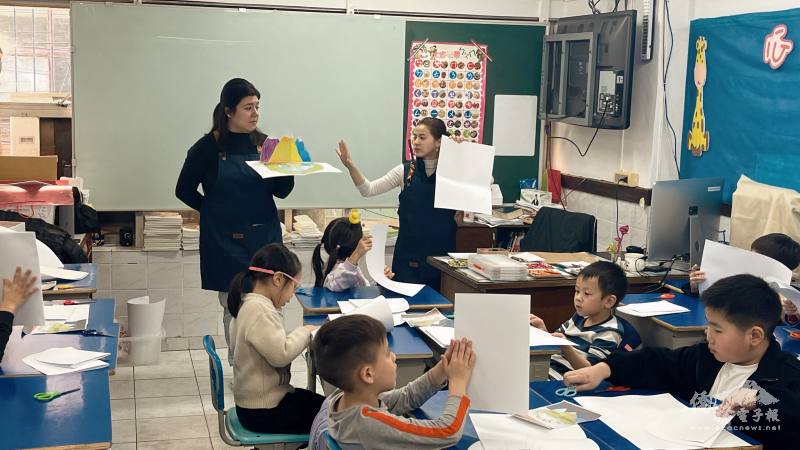 徐念漁為同學進行課程解說