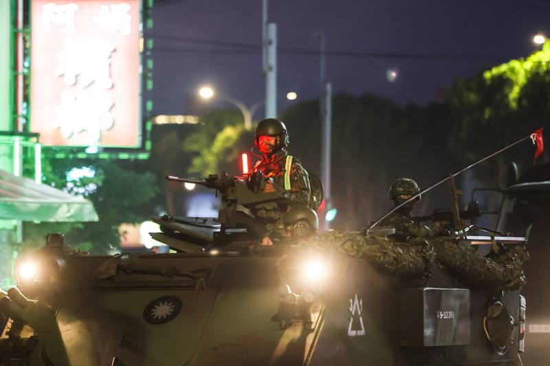 漢光40號實兵演習22至26日舉行，晚間國軍於桃園市龜山區駕駛數輛戰甲車，利用天色及環境特性，隱蔽車隊動線。