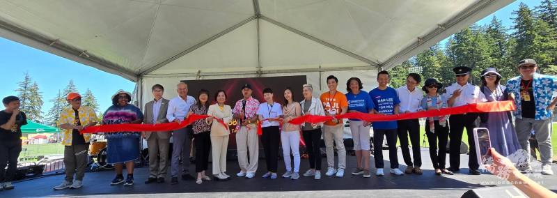 2024加拿大溫哥華珍珠奶茶節登場 三級政要與主辦單位剪綵揭幕（左五為辦事處長劉立欣、左六為珍奶節主席楊晟帆、右四為僑務組組長陳碧蓮）