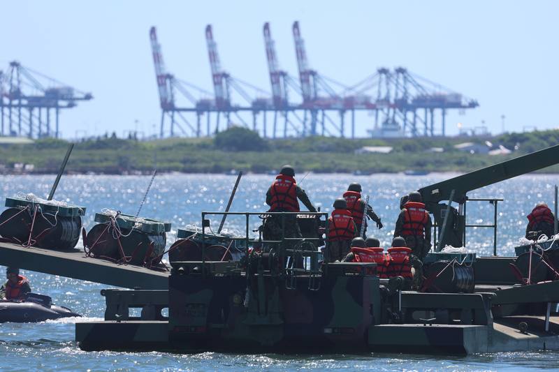 漢光40號實兵演習22日起一連4天舉行，並採「本島實兵不實彈，外島實兵實彈」，同時聚焦「無劇本、實戰化」演練。圖為國軍工兵群下午於淡水河口操作浮橋車進行河道阻絕設置
