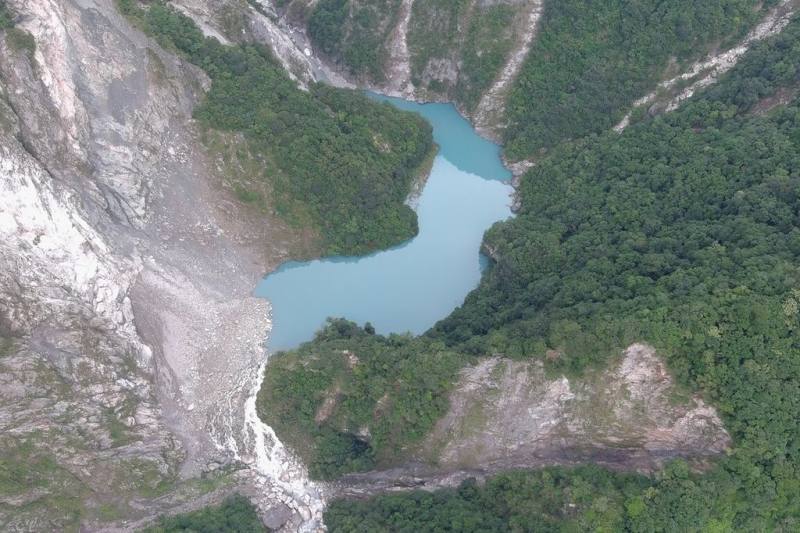 受0403強震影響，花蓮縣秀林鄉木瓜溪、萬榮鄉萬里溪上游邊坡崩塌形成堰塞湖；颱風凱米接近，林業及自然保育署花蓮分署提醒，民眾勿進入溪床活動，確保安全。（林業及自然保育署花蓮分署提供）