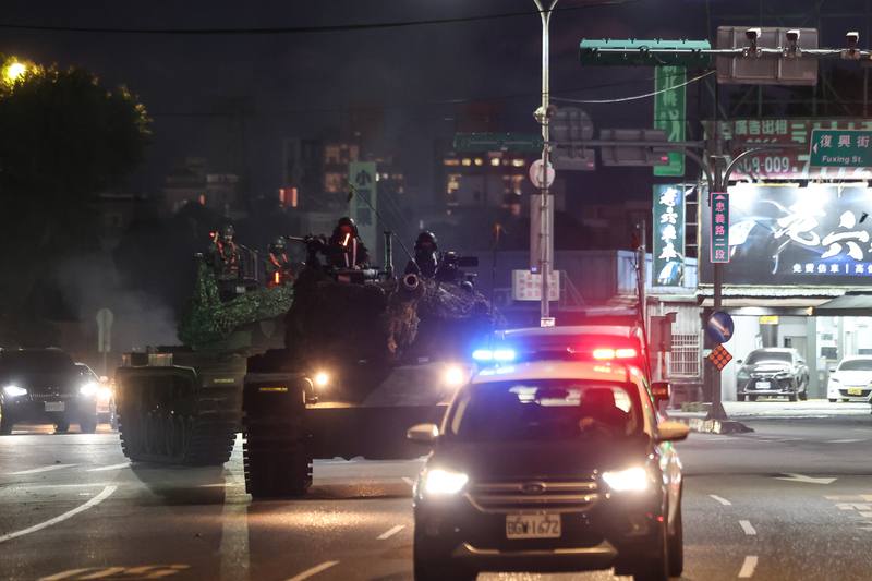 國軍漢光40號實兵演習22日在衡山指揮所下達演習命令後展開，演習首日重點在戰力保存，戰甲車晚間行駛於桃園市龜山區，利用夜色掩護趕抵戰術位置。