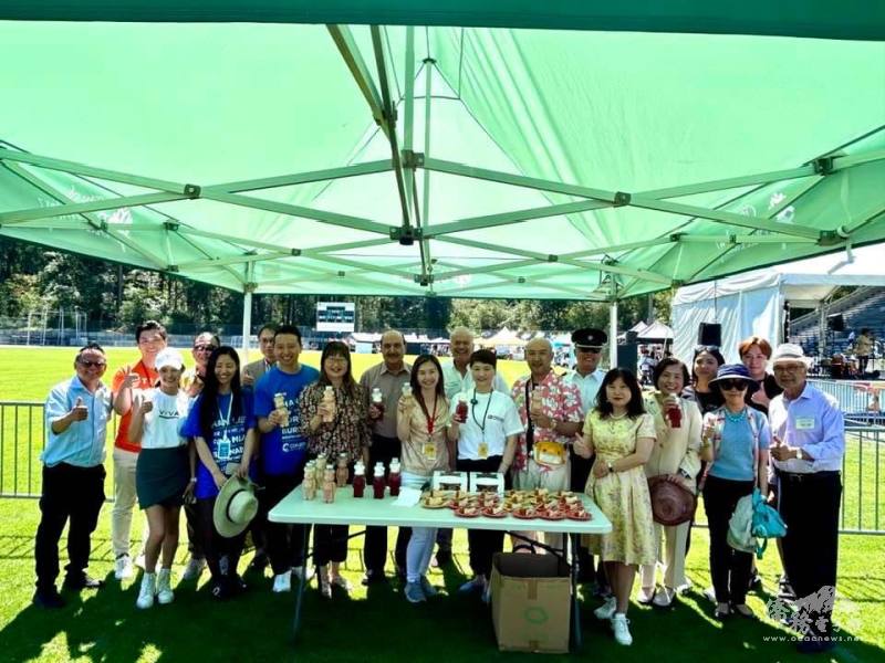 珍珠奶茶節推動臺灣美食文化 三十多位政要愛臺台灣小珍珠（右三處長劉立欣、僑務組組長陳碧蓮右二與國會議員及市長貴賓合影）