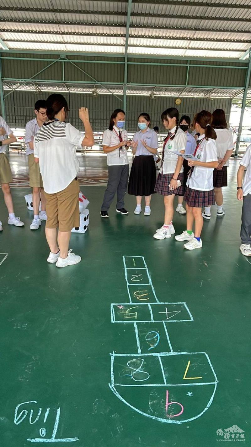 陳莉娟副教務主任帶領初三愛班與新社高中學生進行馬來文交流課程