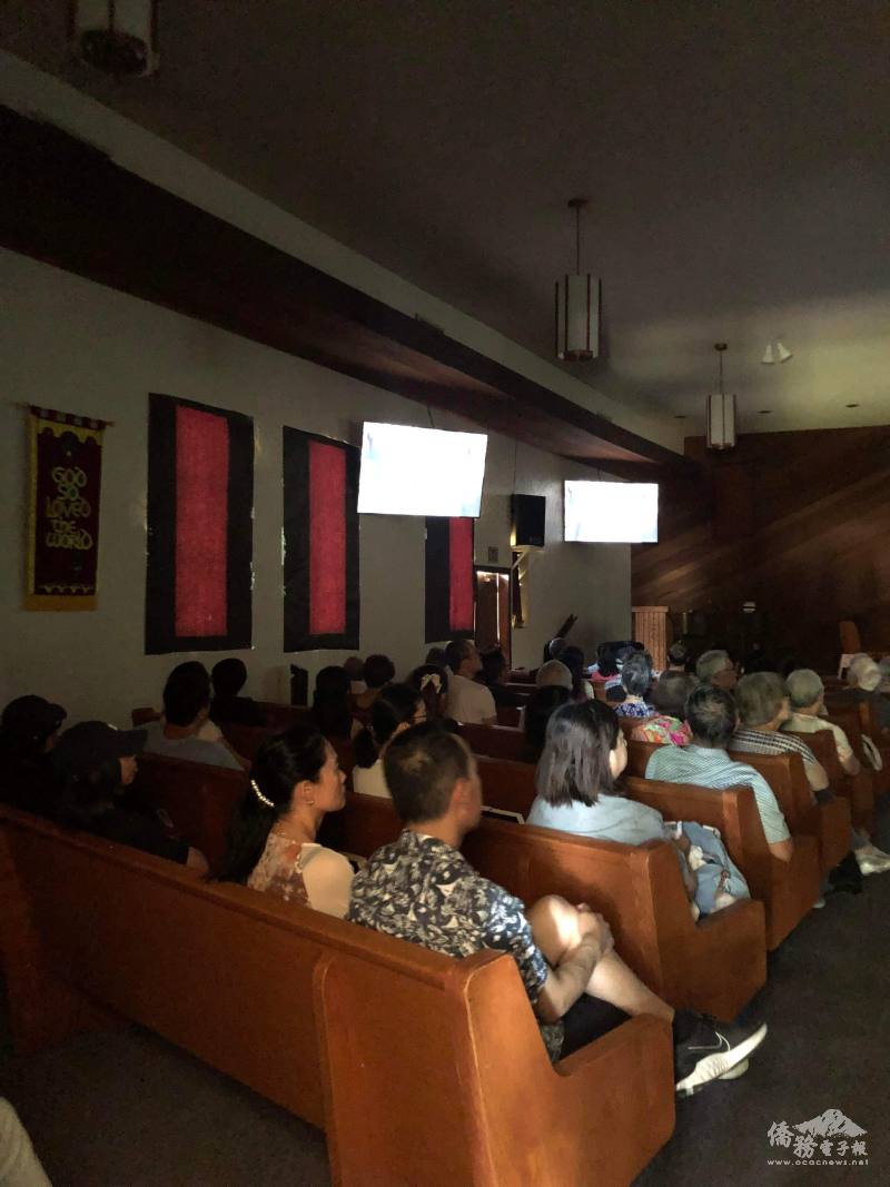 鄉親聚精會神觀賞電影