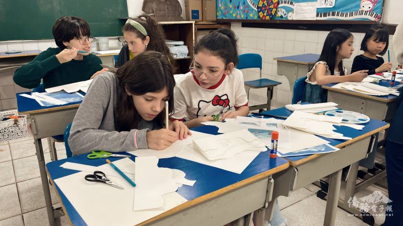 同學們非常認真學習創作