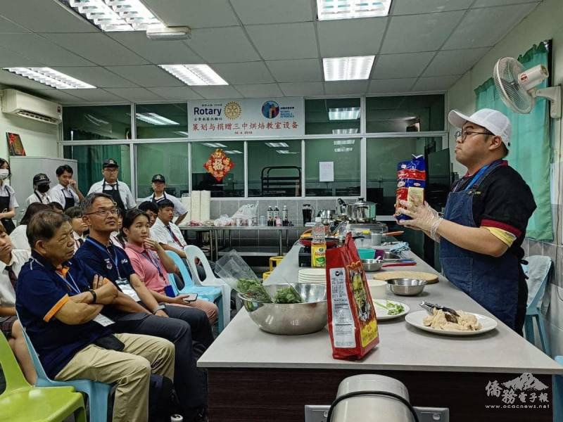 蔡謹鴻老師率領高一技職班為新社高中的學生準備了一堂烹飪課
