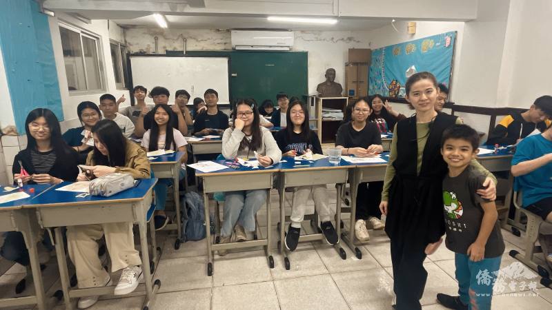 老師徐念漁與國中部同學