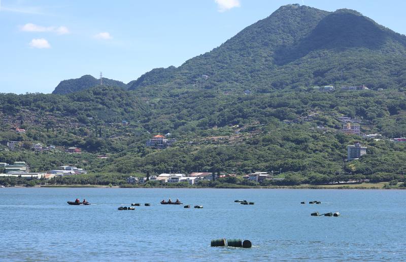 國軍漢光40號實兵演習22日登場，採「本島實兵不實彈，外島實兵實彈」演練，同時聚焦「無劇本、實戰化」。圖為國軍下午進行淡水河道阻絕設置。
