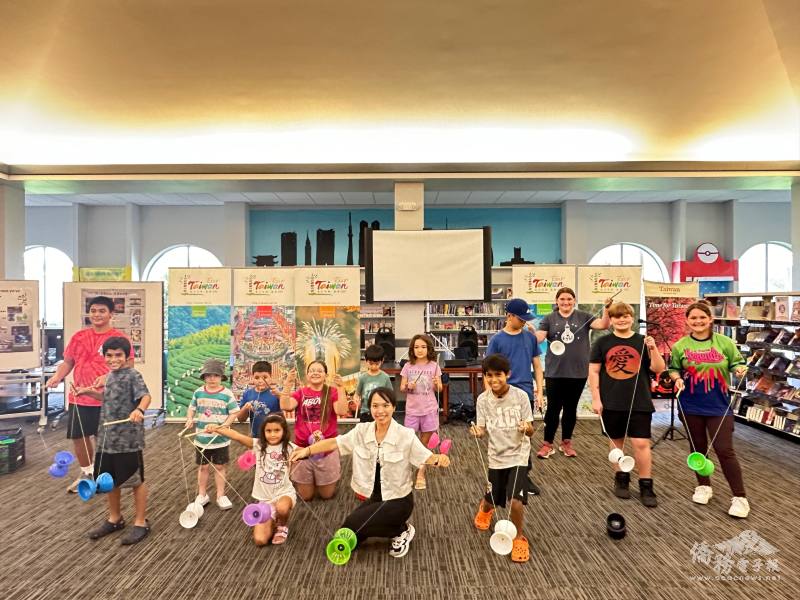 冉茂萍(前中)與學習扯鈴的小朋友們展示練習成果