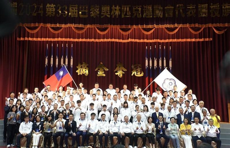 President Lai Ching-te (front row, sixth right) poses for a picture with Taiwan's Olympic delegation to the Paris Games at the National Sports Training Center in Kaohsiung Tuesday. CNA photo July 9, 2024