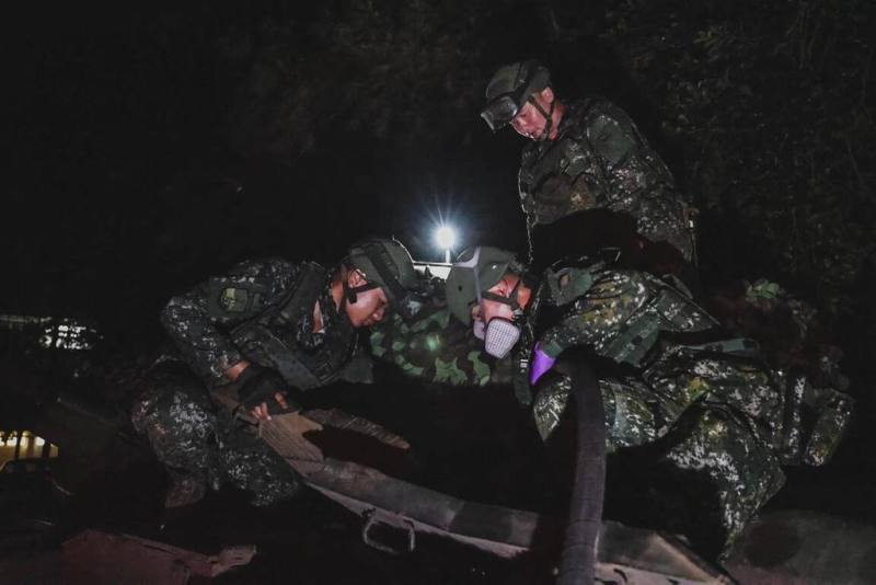 颱風凱米襲台，國軍漢光40號演習第一作戰區地面實兵操演持續，23日晚間完成夜間油料整補，為後續火力發揚做足準備。（第一作戰區提供）