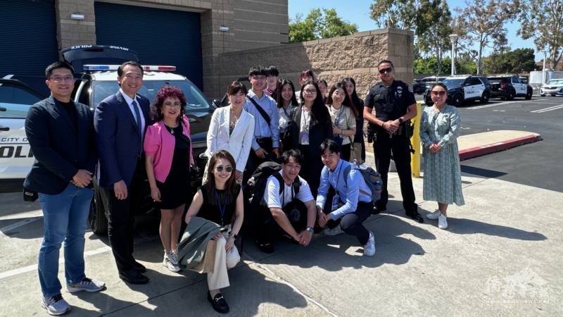 訪問團參觀爾灣市警局維護治安的各項裝備