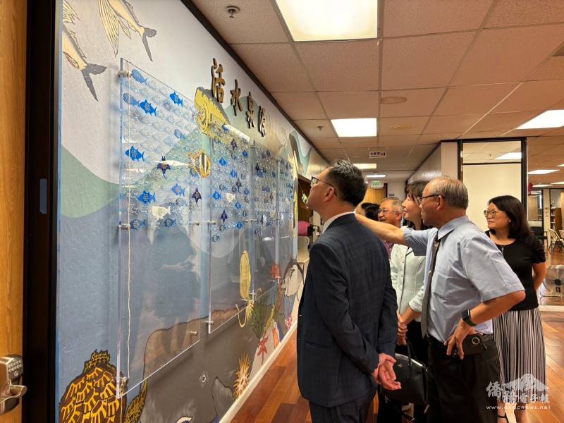 廖俊惠引導阮昭雄參觀臺灣會館