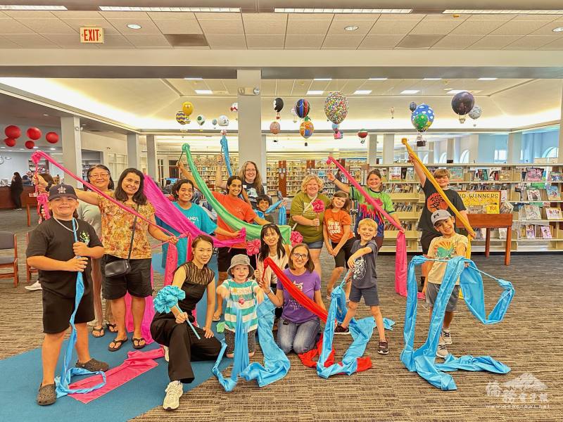 羅兆渝(左前一)與練習彩帶的小朋友們合影