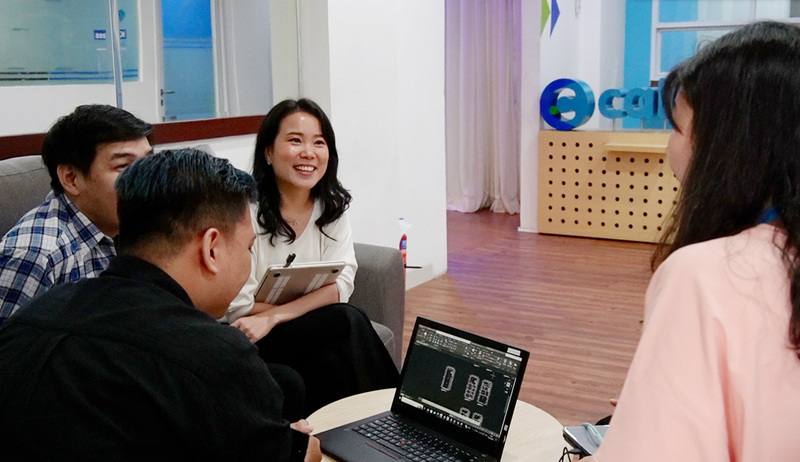 成立於2014年創立新創公司、語言學習平台Cakap起初只提供中文課程，之後隨著趨勢增加英語、日語、韓語和印尼語等課程。圖為Cakap員工在公司開會。